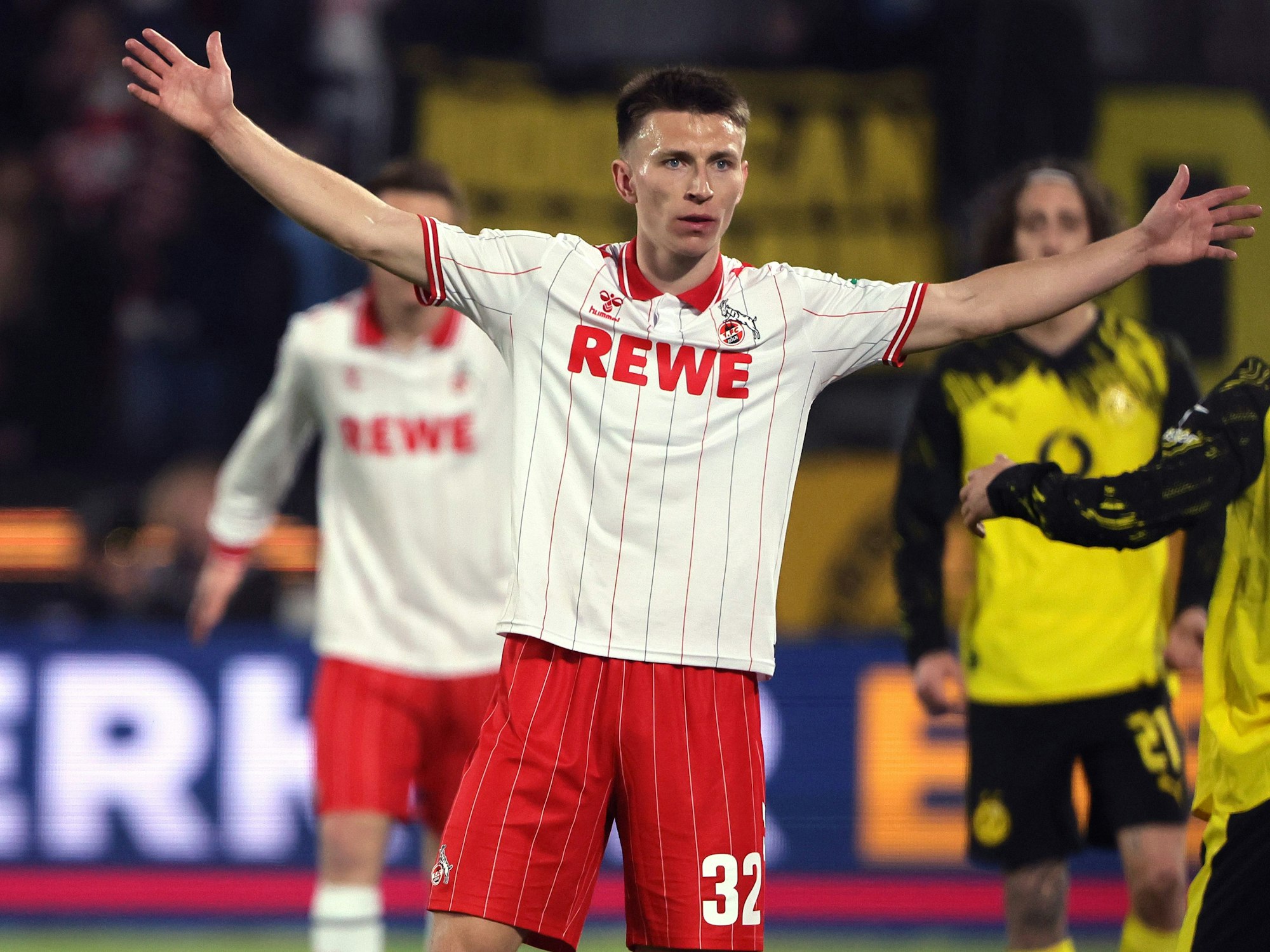 Kristoffer Lund im Dress des 1. FC Köln beim Spiel gegen Borussia Dortmund