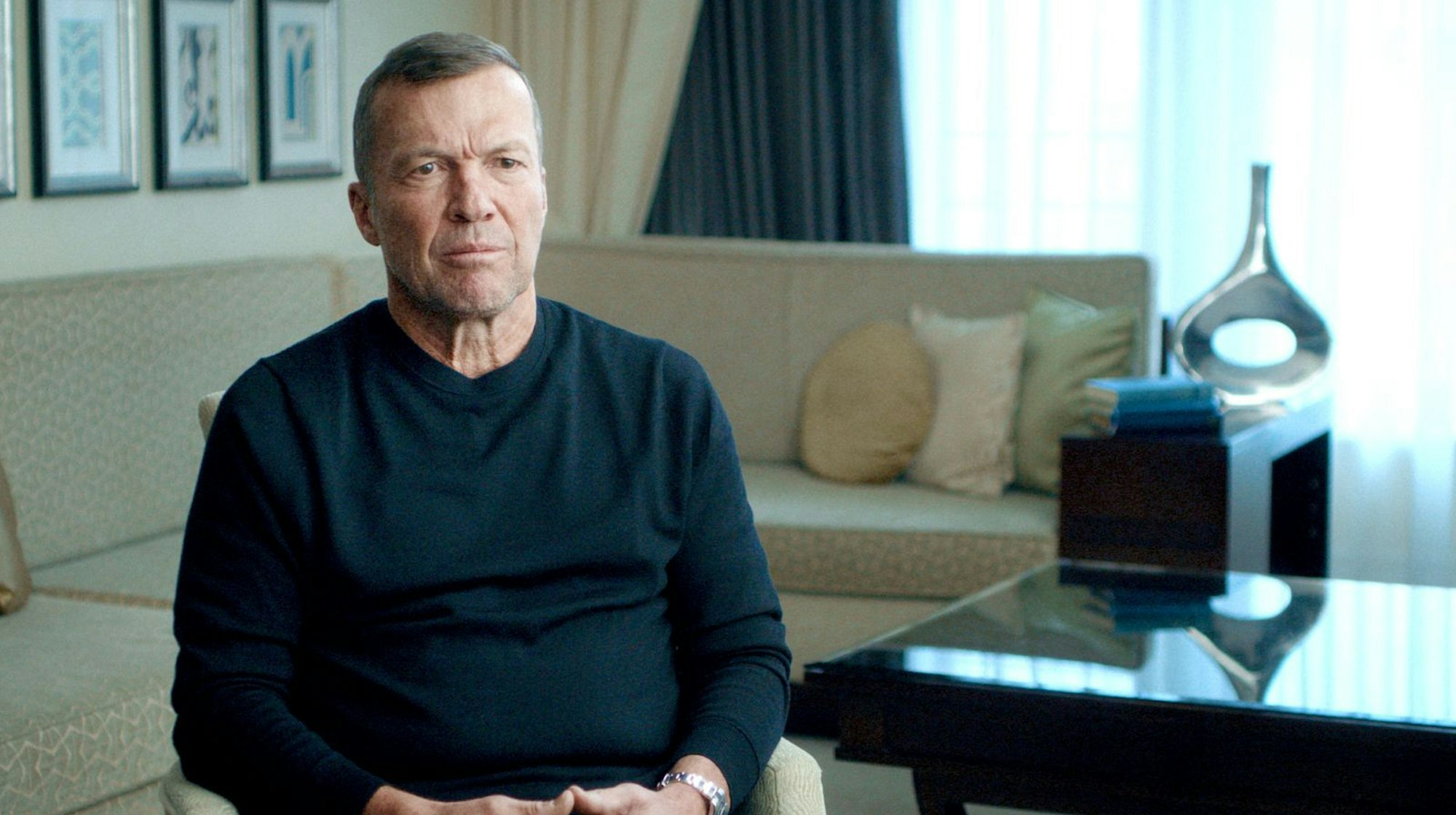 Lothar Matthäus war zum zweiten Mal nach 1990 WM-Kapitän der deutschen Nationalmannschaft. Er pflegte enge Verbindungen zur Boulevardpresse, was womöglich auch dazu beitrug, dass Unruhe im Teamquartier herrschte. 1996 zur erfolgreichen EM nach England nahm Bundestrainer Berti Vogts Matthäus nicht mit. (Bild: NDR/ARD/BROADVIEW/Till Vielrose)