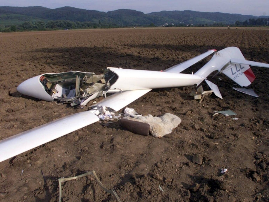 Abgestürztes Segelflugzeug auf einem Feld