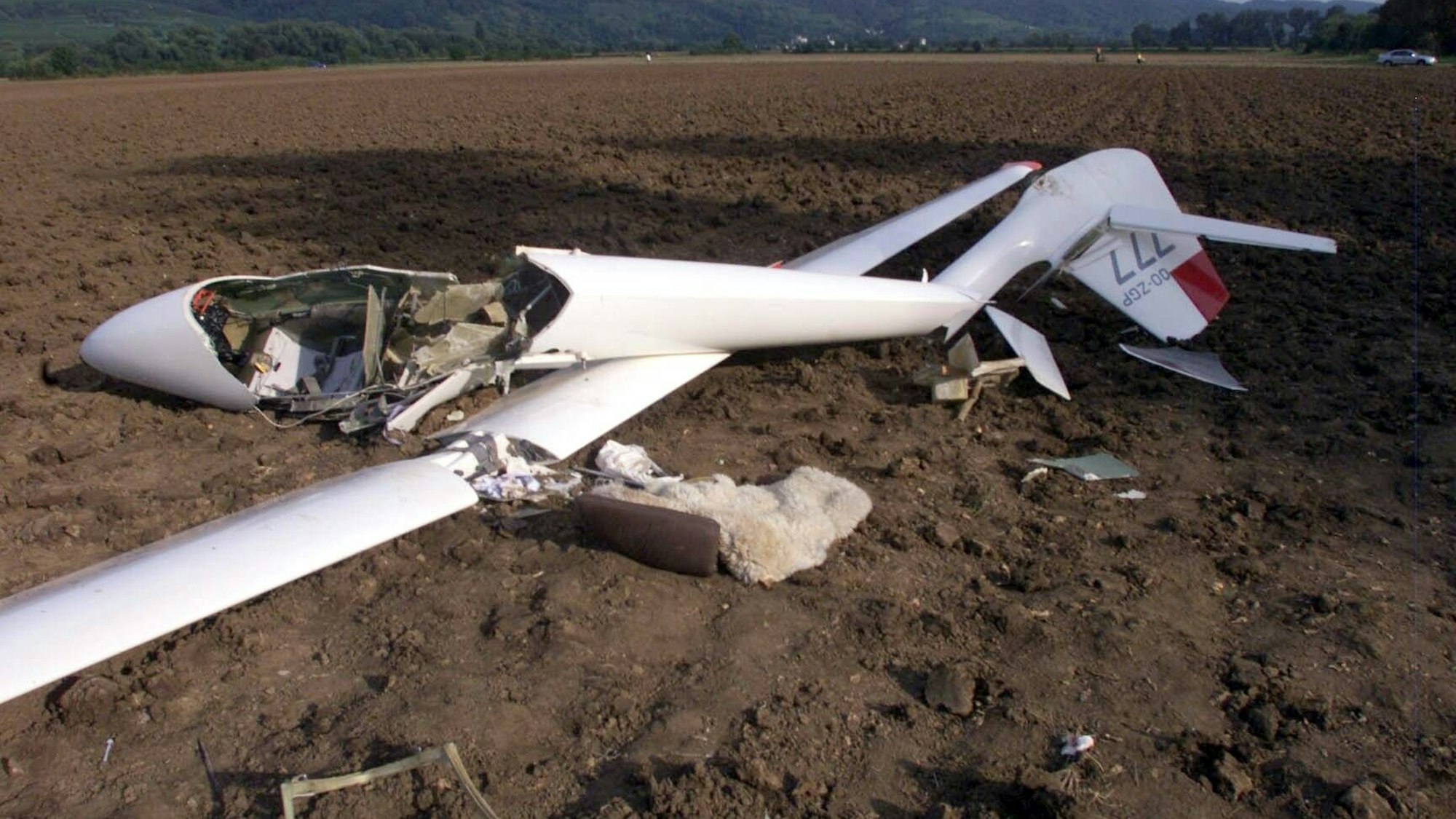 Abgestürztes Segelflugzeug auf einem Feld