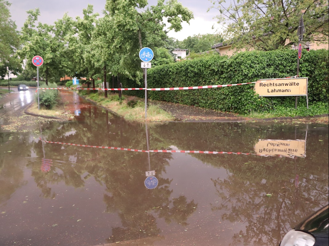 Einsatzfahrzeug, SWasser auf den Straßen und Unterführungen in Wesselingchläuche, offener Kanal