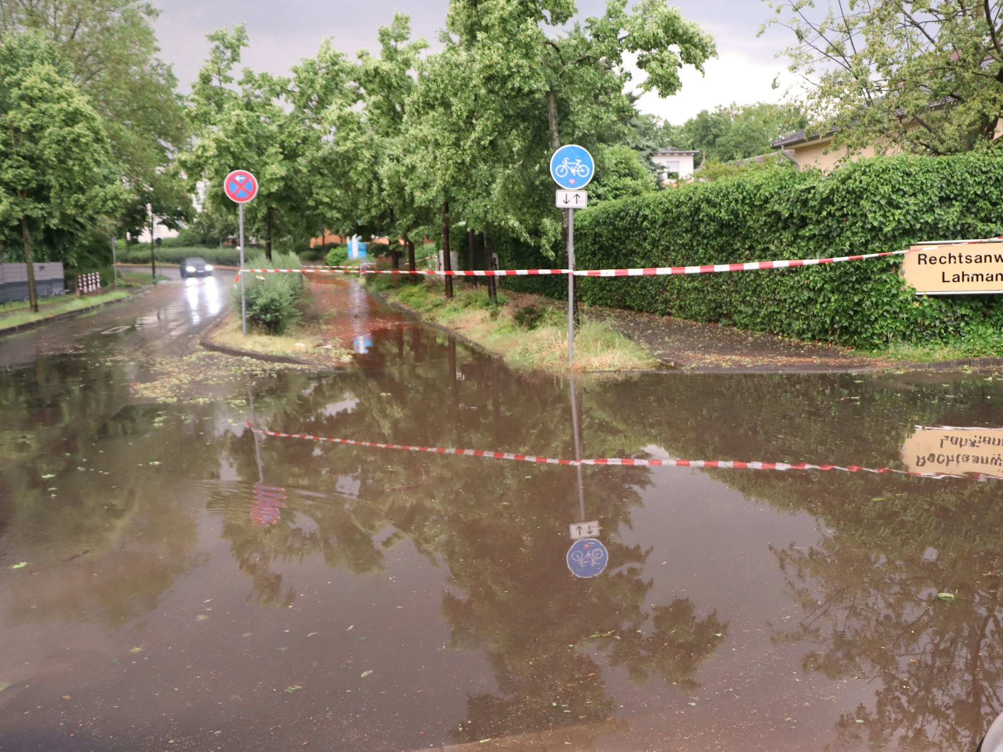 Einsatzfahrzeug, SWasser auf den Straßen und Unterführungen in Wesselingchläuche, offener Kanal