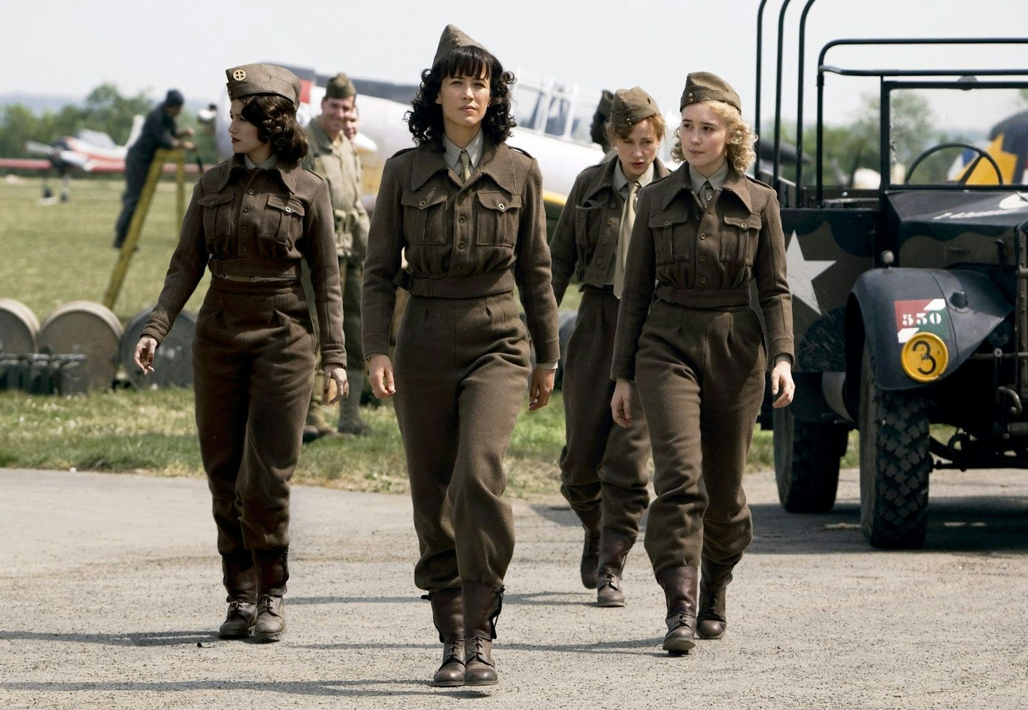Fürs Vaterland und gegen den Faschismus, von links: Maria Luzzato (Maya Sans), Louise Desfontaines (Sophie Marceau), Jeanne Faussier (Julie Depardieu) und Suzy Desprez (Marie Gillain) brechen zu einer gefährlichen Mission auf. (Bild: Bayerischer Rundfunk / ARD Degeto)