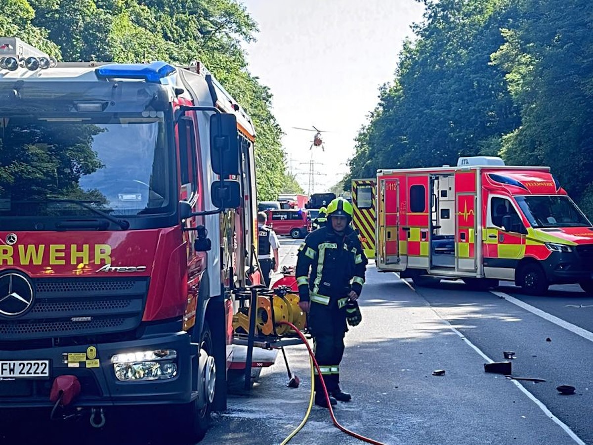 Frontalzusammenstoß zwischen zwei PKW auf der B477 bei Bergheim.