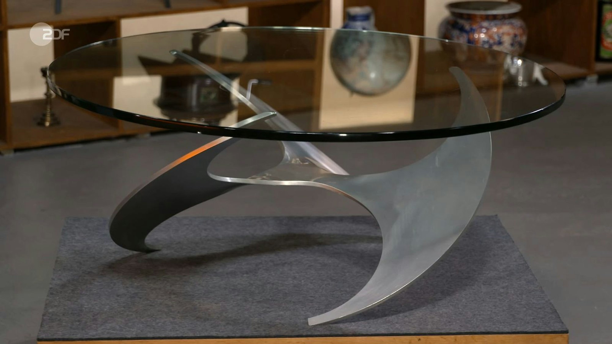 Eher geringes Kaufinteresse weckte der Designer-Couchtisch von Knut Hesterberg aus den 1960er- oder 70er-Jahren, der trotz Kratzern auf der Glasplatte einen Schätzwert von 400 bis 500 Euro hatte. Anaisio Guedes machte als Einziger ein Angebot - und die 200 Euro nahm die Verkäuferin gerne an.
(Bild: ZDF)