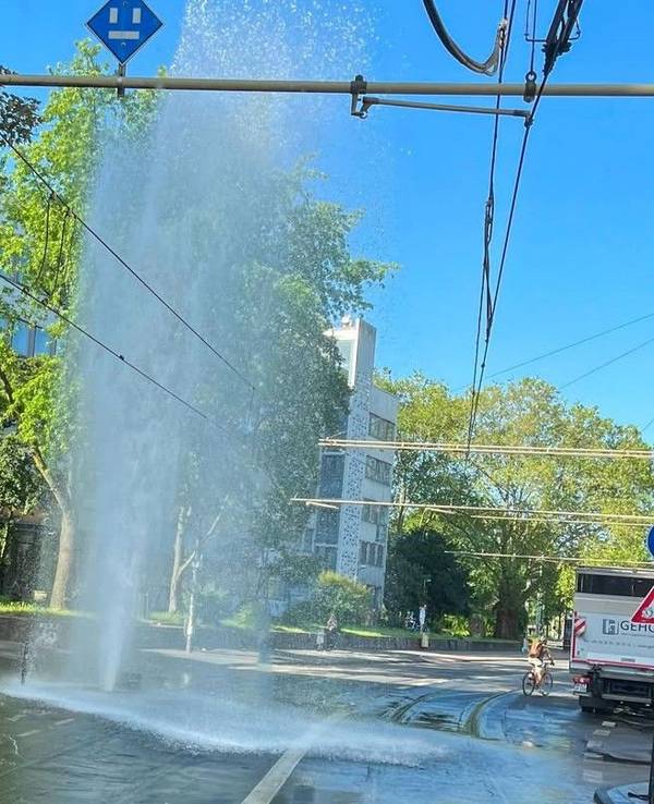 Meterhohe Wasserfontäne am Freitag auf der Zülpi: Die Kölner Feuerwehr musste eingreifen.