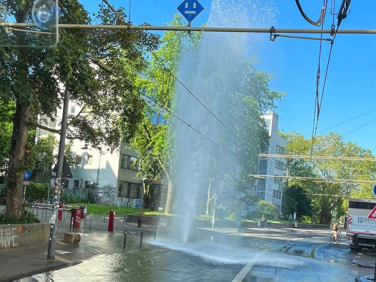 Meterhohe Wasserfontäne am Freitag auf der Zülpi: Die Kölner Feuerwehr musste eingreifen.