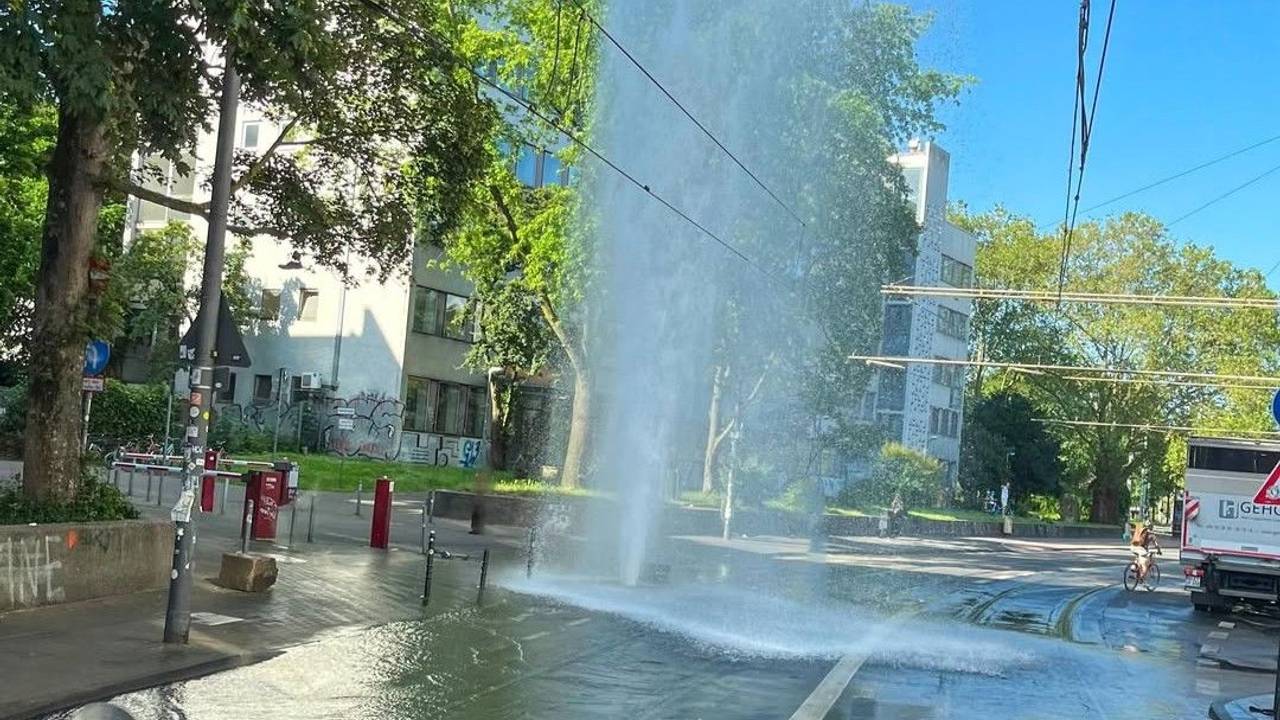 Meterhohe Wasserfontäne am Freitag auf der Zülpi: Die Kölner Feuerwehr musste eingreifen.