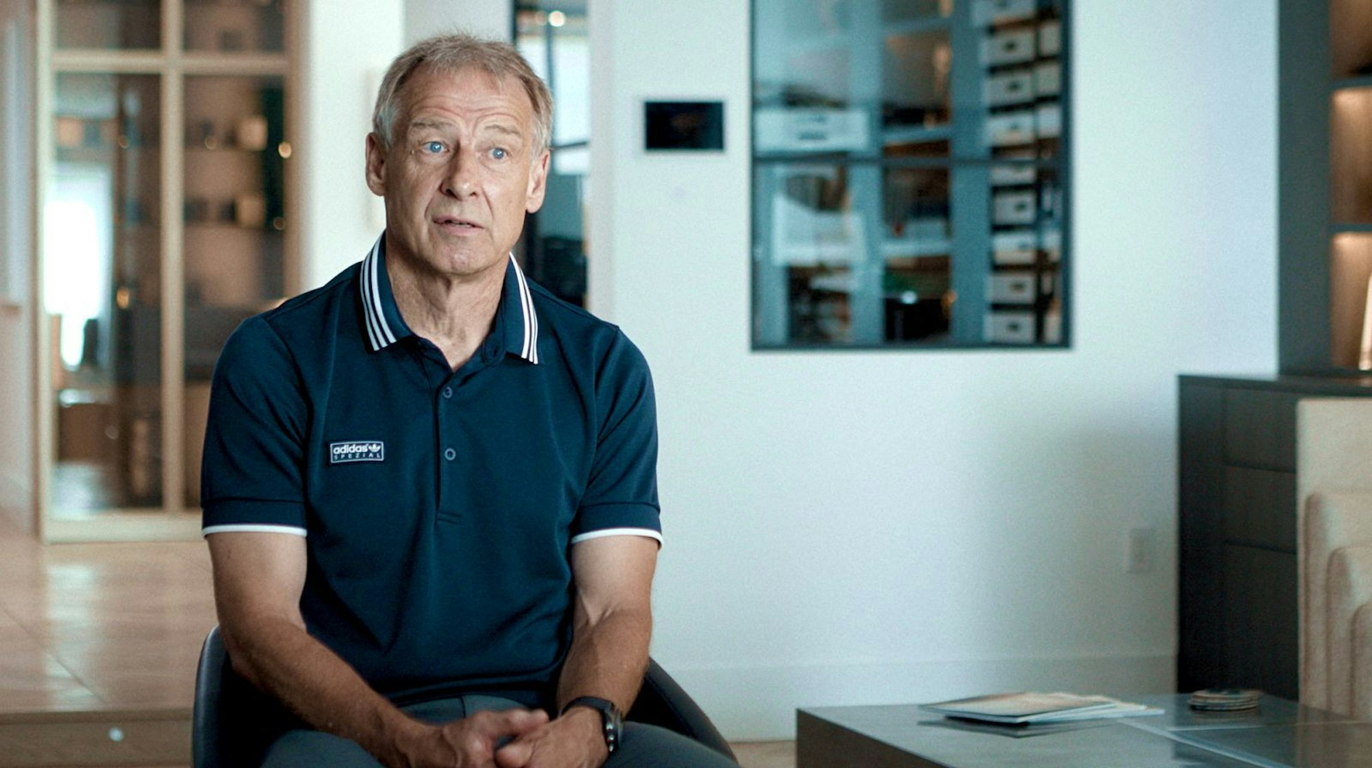 Auch Torjäger Jürgen Klinsmann reiste 1994 in die USA als amtierender Weltmeister an. Der Kader damals galt als noch stärker als jener der WM von 1990. Dennoch kam man über das Viertelfinale nicht hinaus. (Bild: NDR/ARD/BROADVIEW/Martin Christ)