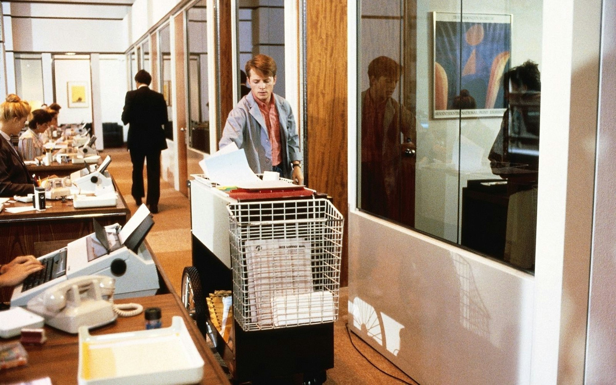 Als Bürobote erhält Brantley (Michael J. Fox) Einblicke in alle wichtigen Firmengeschehnisse. (Bild: teleschau / Archiv)