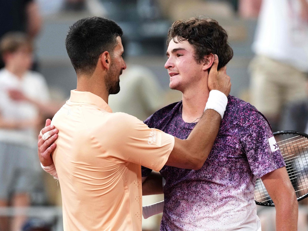 Novak Djokovic gratuliert dem Brasilianer Joao Fonseca nach dessen Sieg in fünf Sätzen bei den French Open.