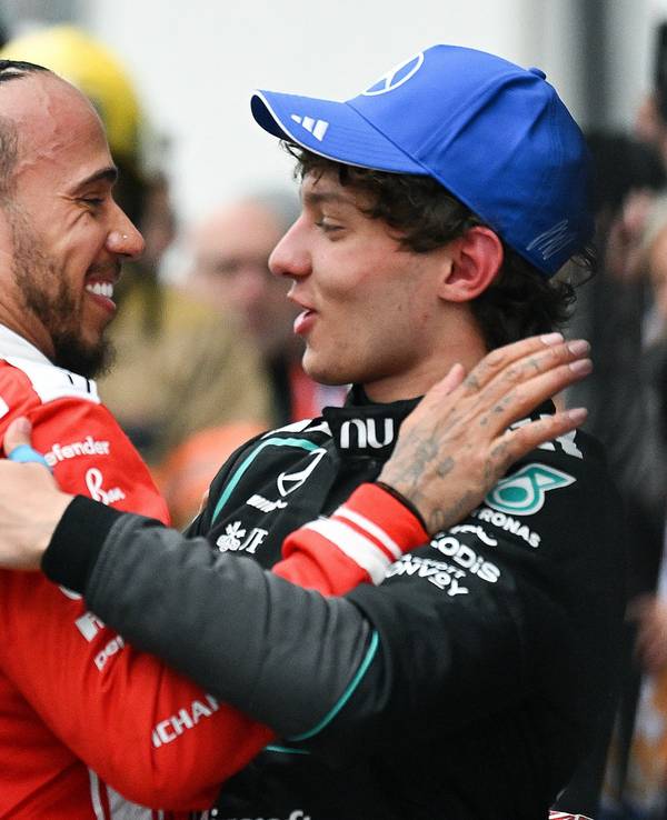 Kimi Antonelli (r.) und Lewis Hamilton liuegen sich in den Armen.
