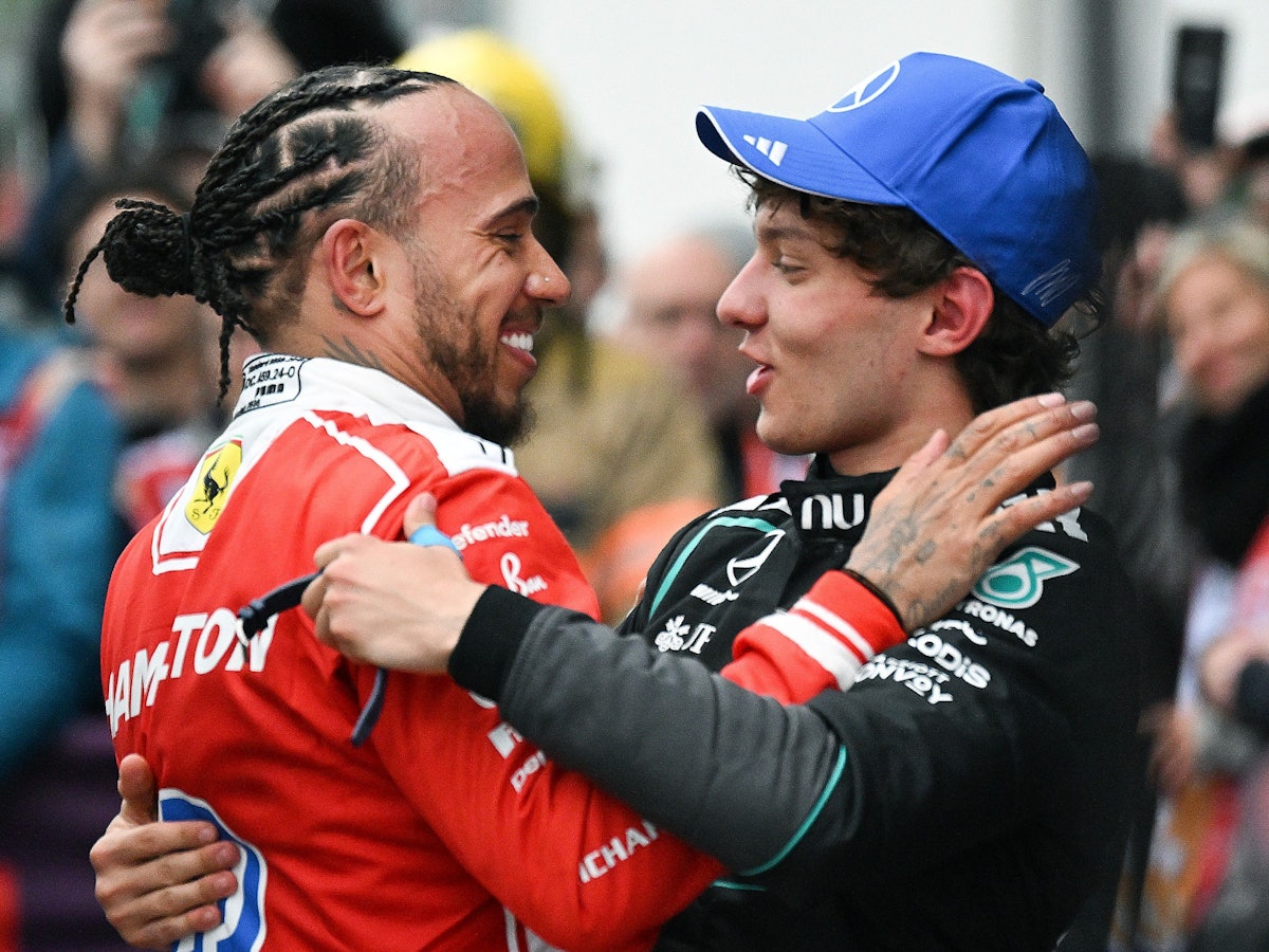 Kimi Antonelli (r.) und Lewis Hamilton liuegen sich in den Armen.