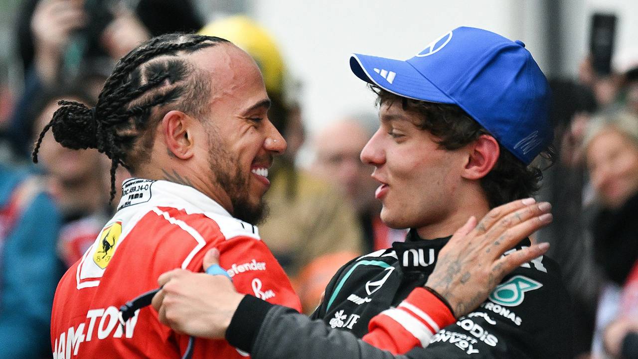 Kimi Antonelli (r.) und Lewis Hamilton liuegen sich in den Armen.