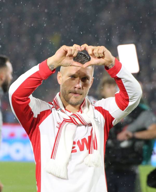 Lukas Podolski formt mit seinen Händen ein Herz.