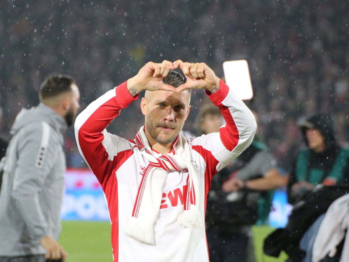 Lukas Podolski formt mit seinen Händen ein Herz.