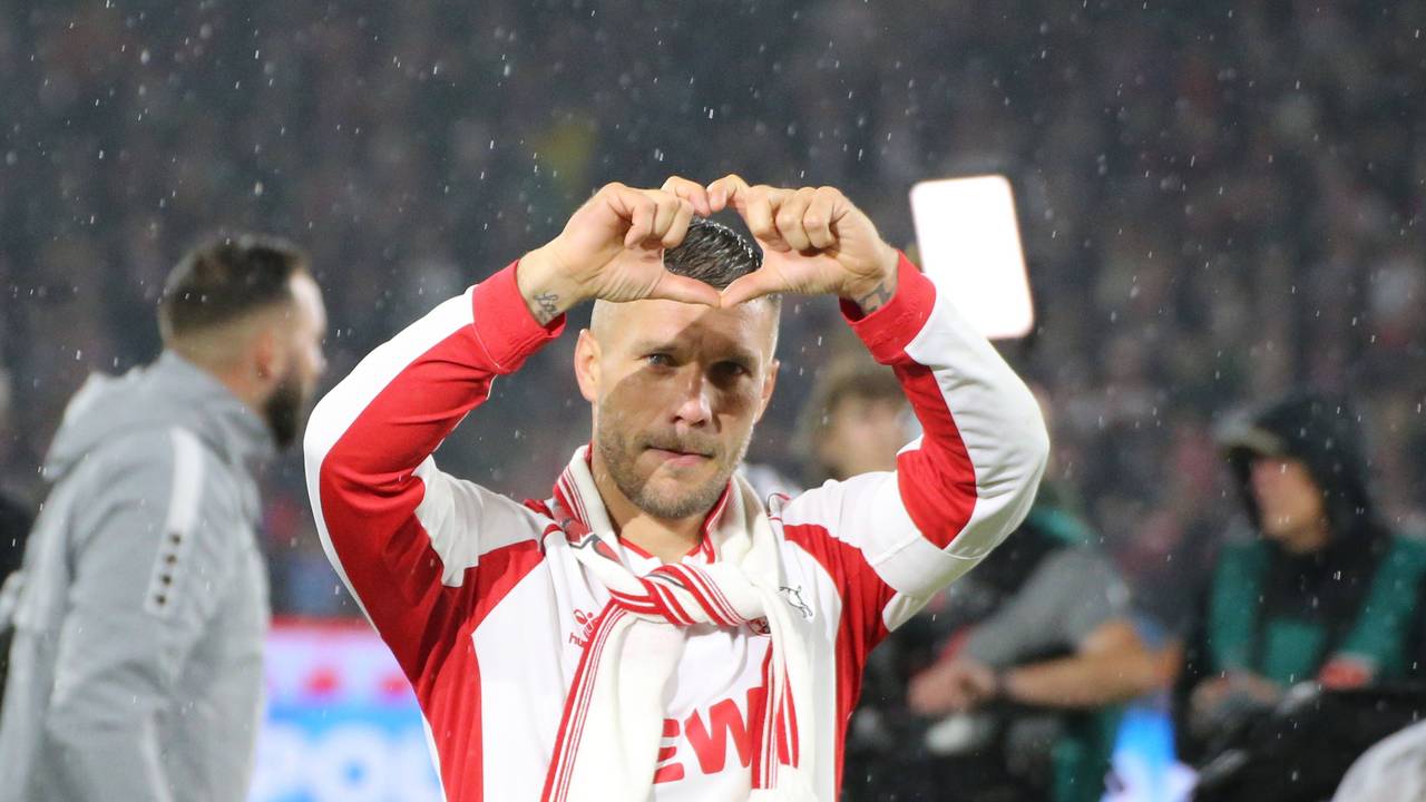 Lukas Podolski formt mit seinen Händen ein Herz.
