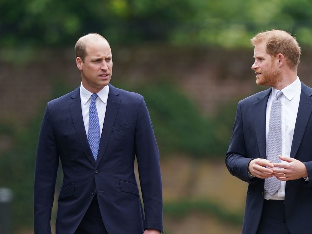 Früher waren Prinz William (links) und Prinz Harry ein eingefleischtes Team. Jetzt sind sie bitter verfeindet. (Bild: 2021 Getty Images/Yui Mok - WPA Pool)