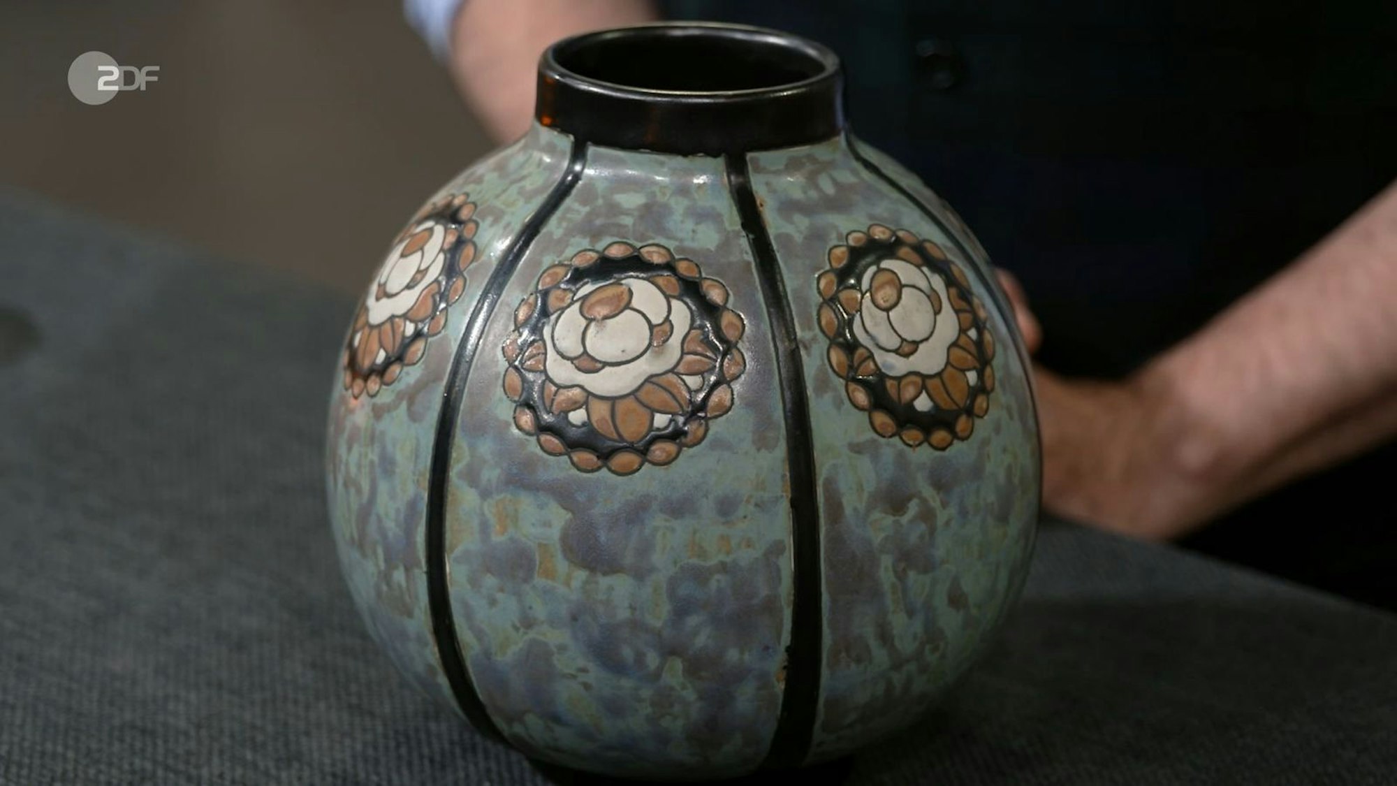 Die Vase von Charles Catteau aus Steinzeug mit Emailledekor, hergestellt 1923 von Boch Frères in Belgien, war 400 bis 450 Euro wert. Das Höchstgebot von 300 Euro war dem Verkäufer für sein Flohmarktschnäppchen jedoch zu wenig.
(Bild: ZDF)