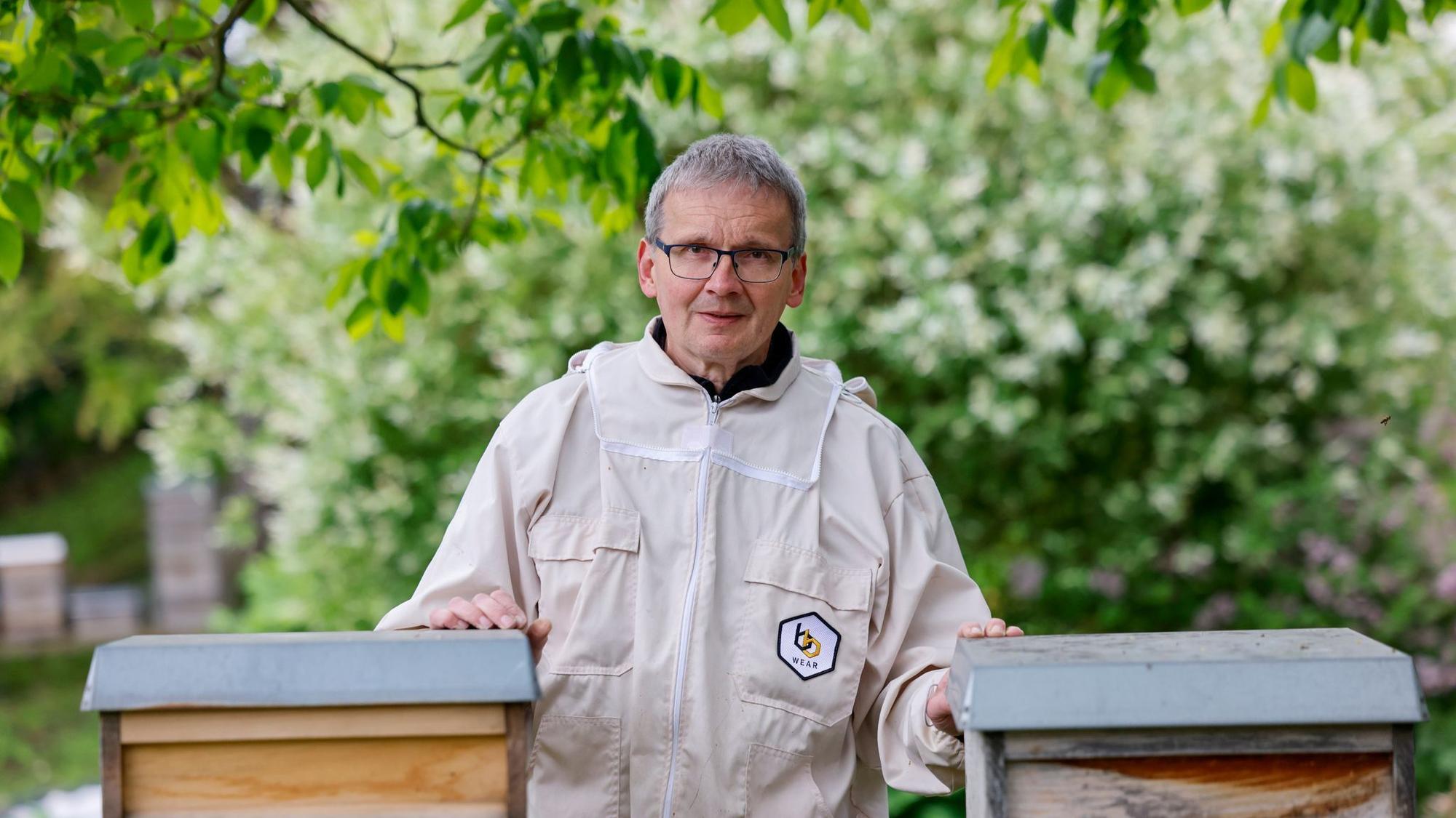 Imker Friedel Mirbach aus Bornheim stellt seinen Garten und seine Bienen vor.