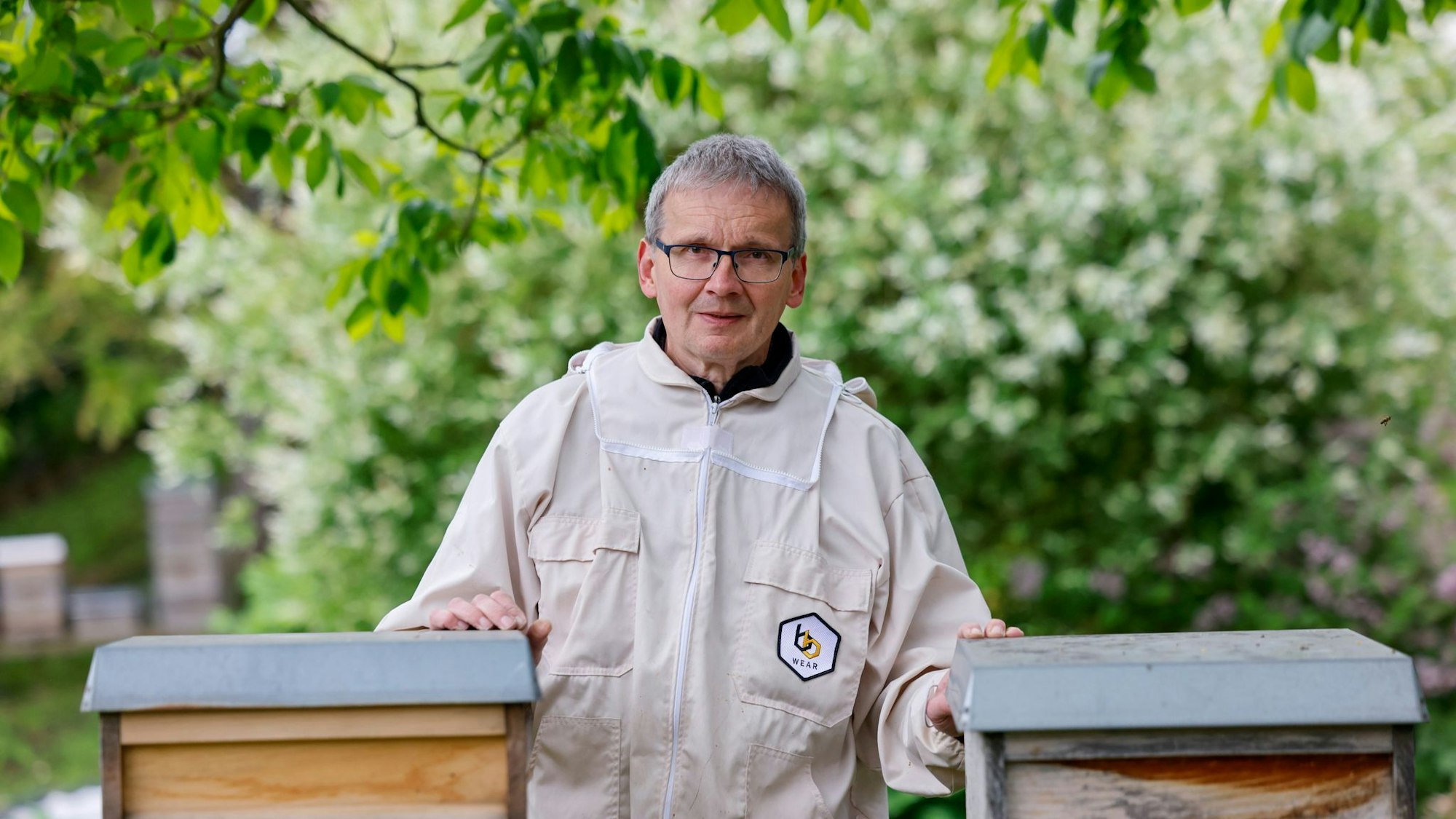 Imker Friedel Mirbach aus Bornheim stellt seinen Garten und seine Bienen vor.