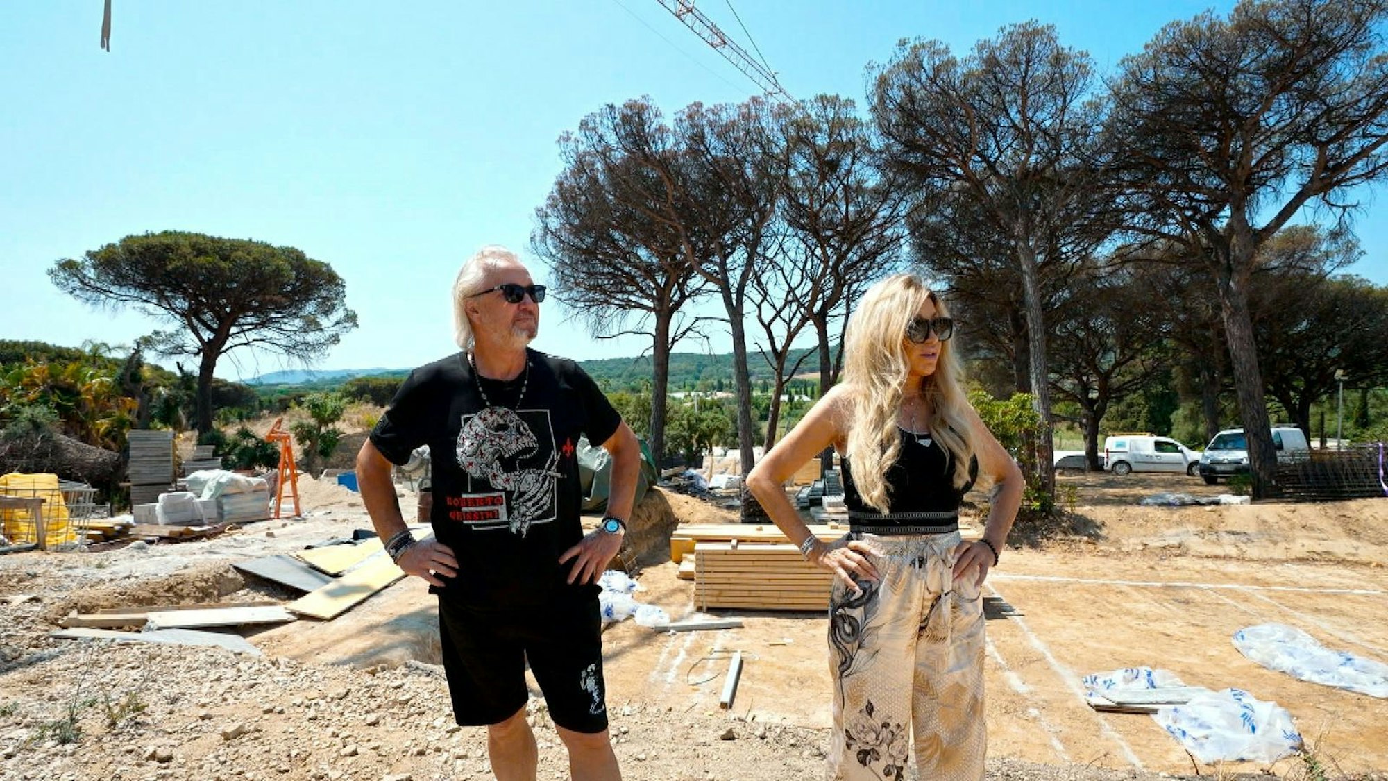 Robert und Carmen Geiss sind über den Baustillstand gefrustet. (Bild: RTLZWEI)