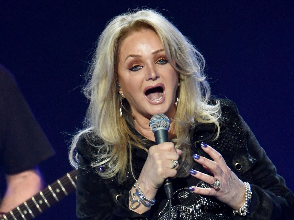 Nach einer Darm-Operation musste Bonnie Tyler in ein künstliches Koma versetzt werden. Wann sie wieder auf einer Bühne stehen kann, ist unklar. (Bild: Getty Images / Gareth Cattermole)