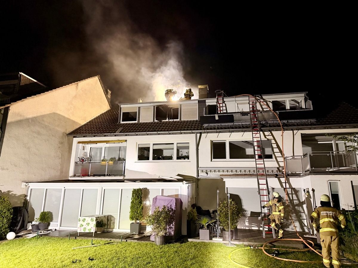 Der brennende Dachstuhl eines Hauses in Bergisch Gladbach.