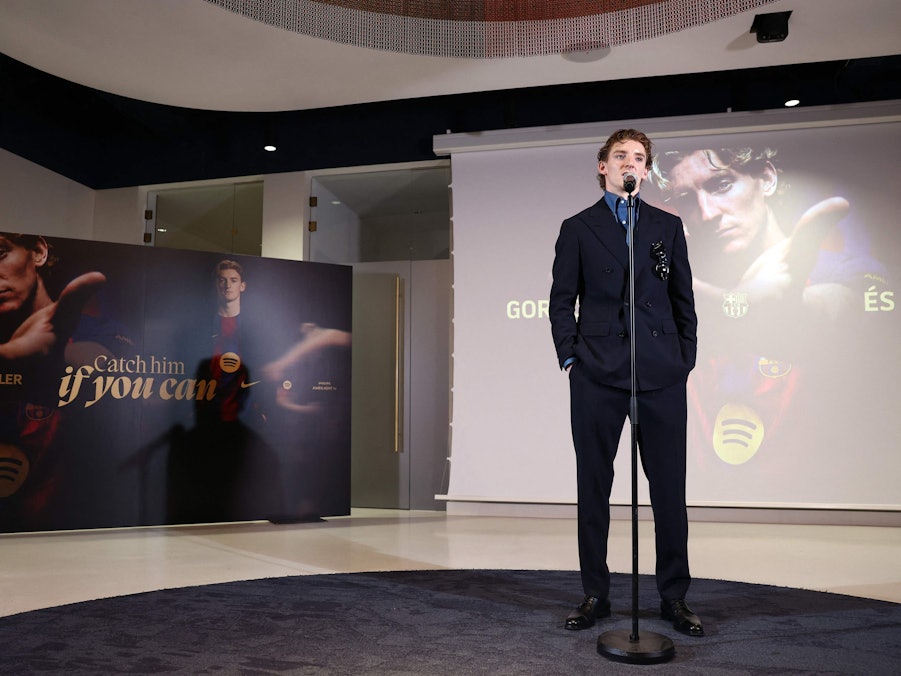 Anthony Gordon spricht am Mikrofon