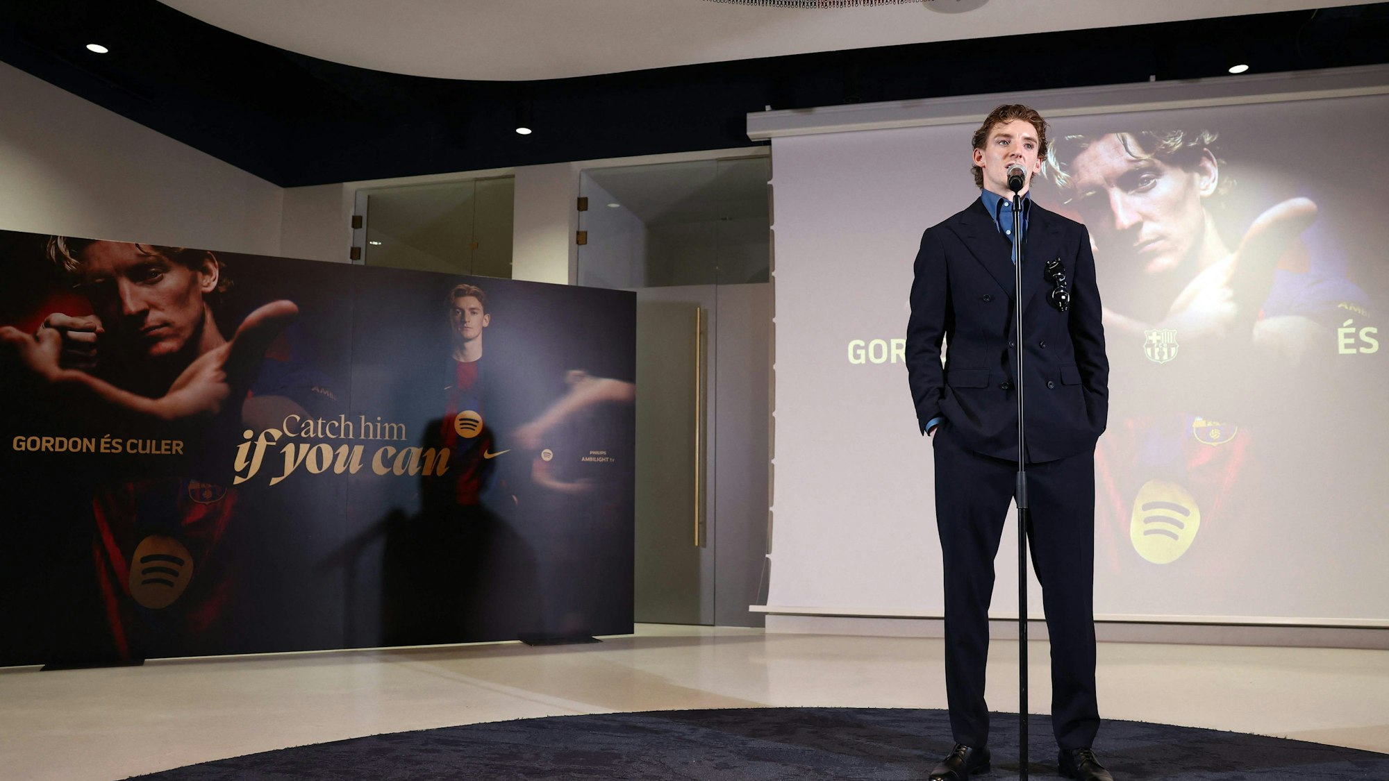 Anthony Gordon spricht am Mikrofon