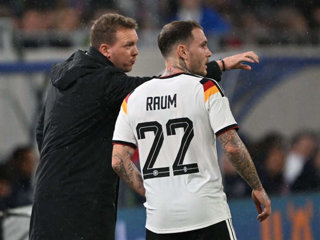Julian Nagelsmann erklärt David Raum etwas.