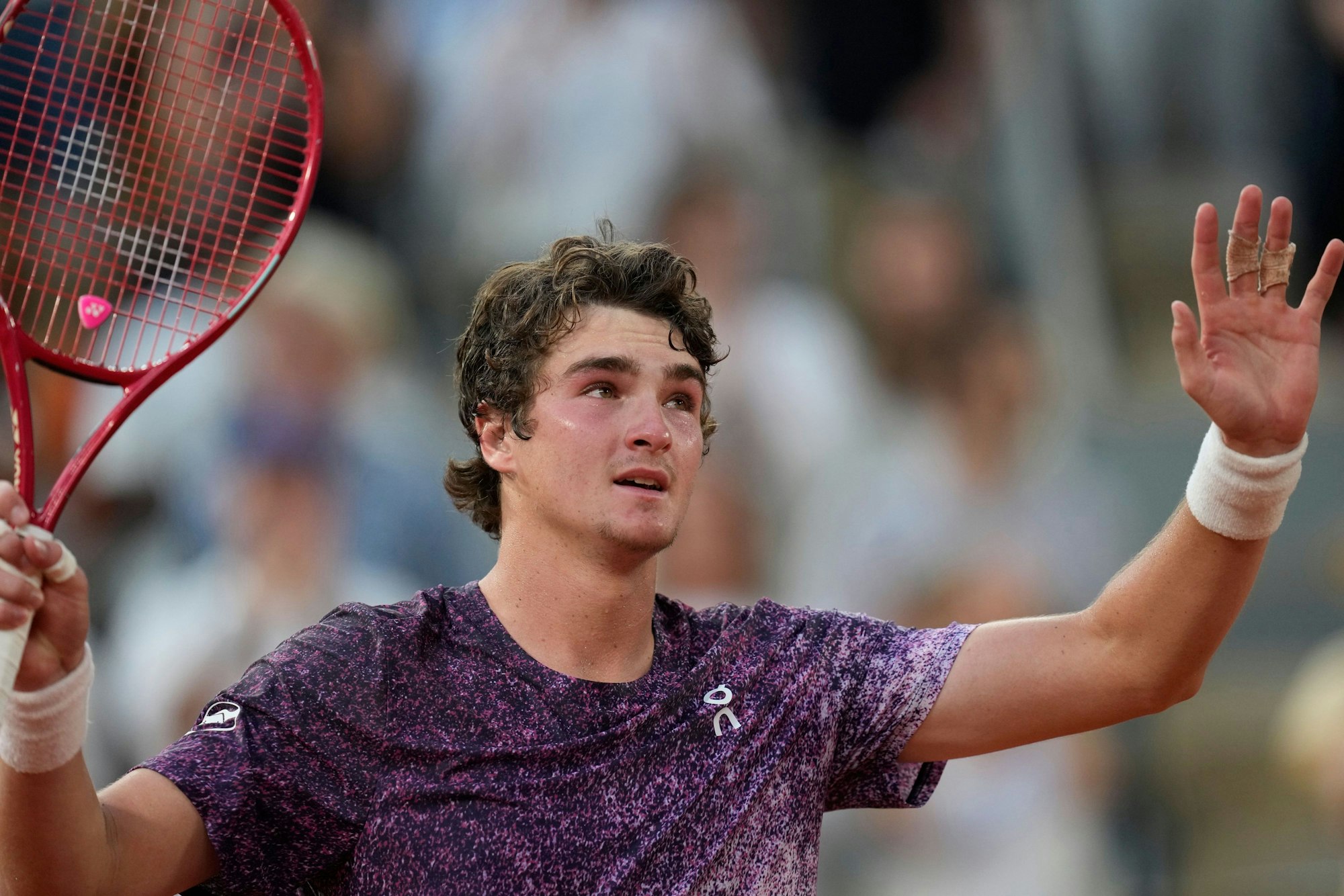 Das brasilianische Talent Joao Fonseca (19) freut sich nach seinem Sieg gegen Novak Djokovic.