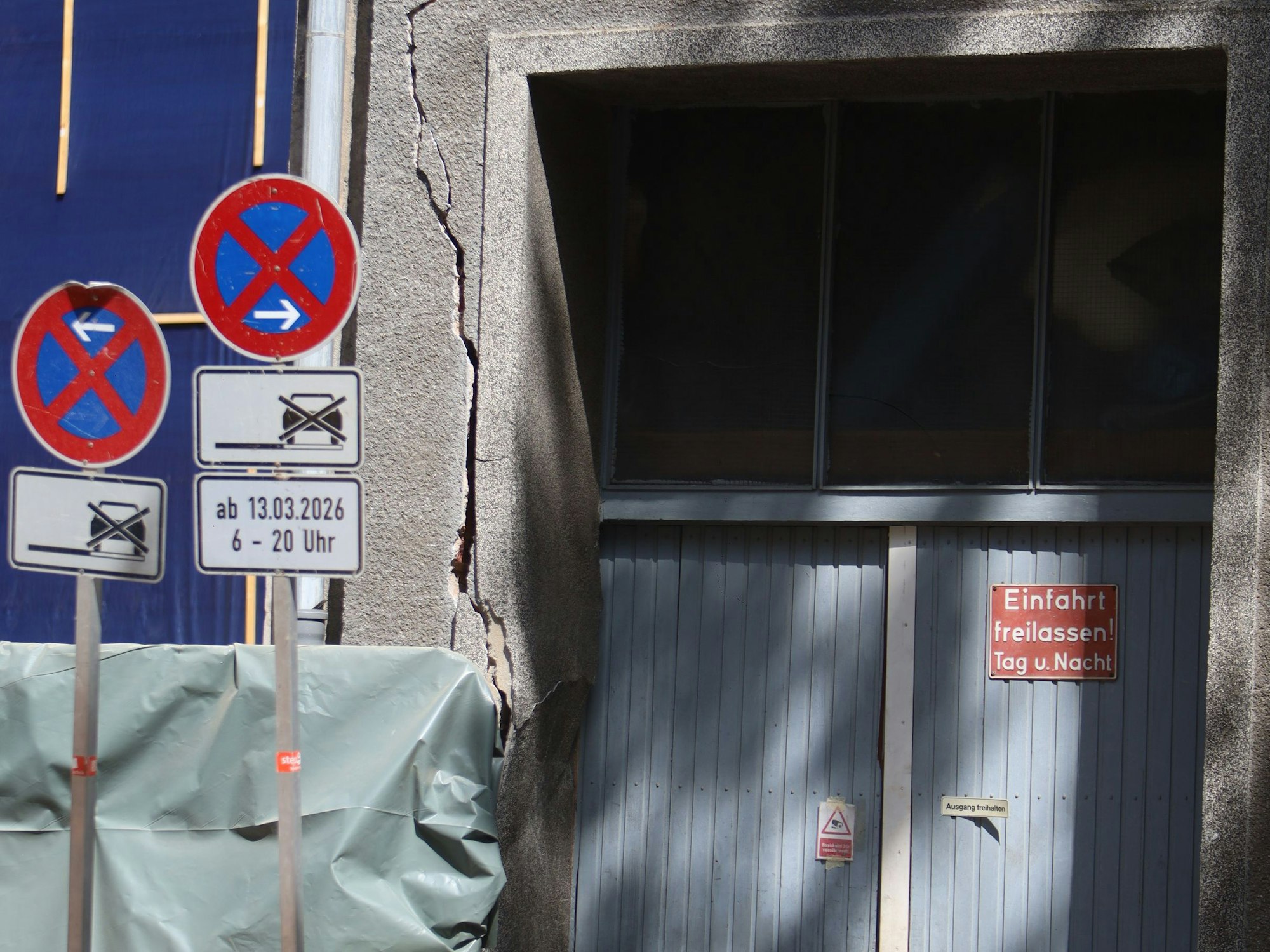 Wohnhaus in der Thumbstraße in Kalk mit Rissen