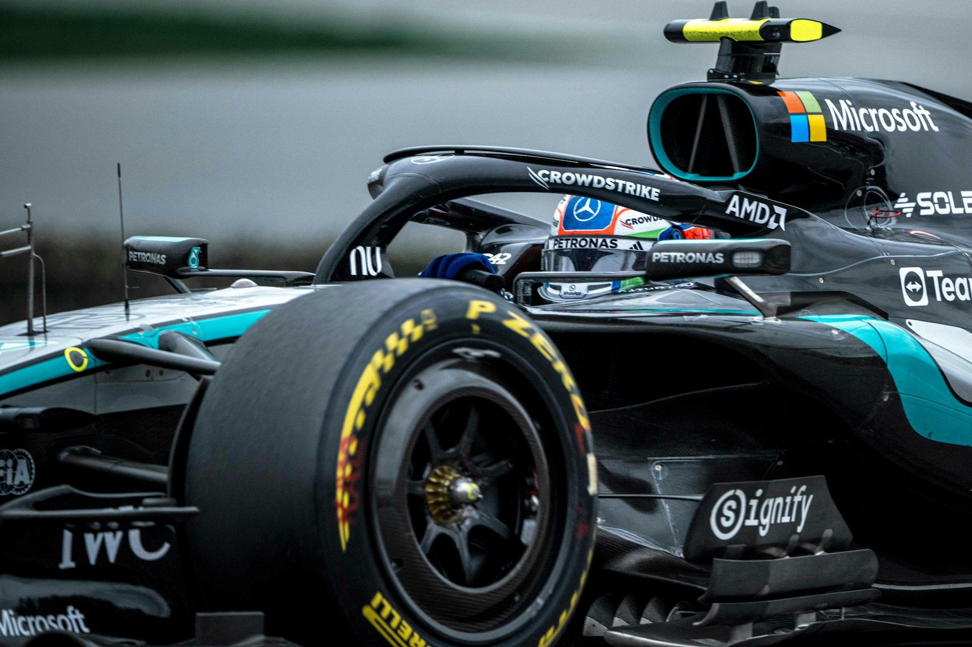 Der italienische Rennfahrer Kimi Antonelli sitzt in seinem Mercedes während eines Formel-1-Rennens.