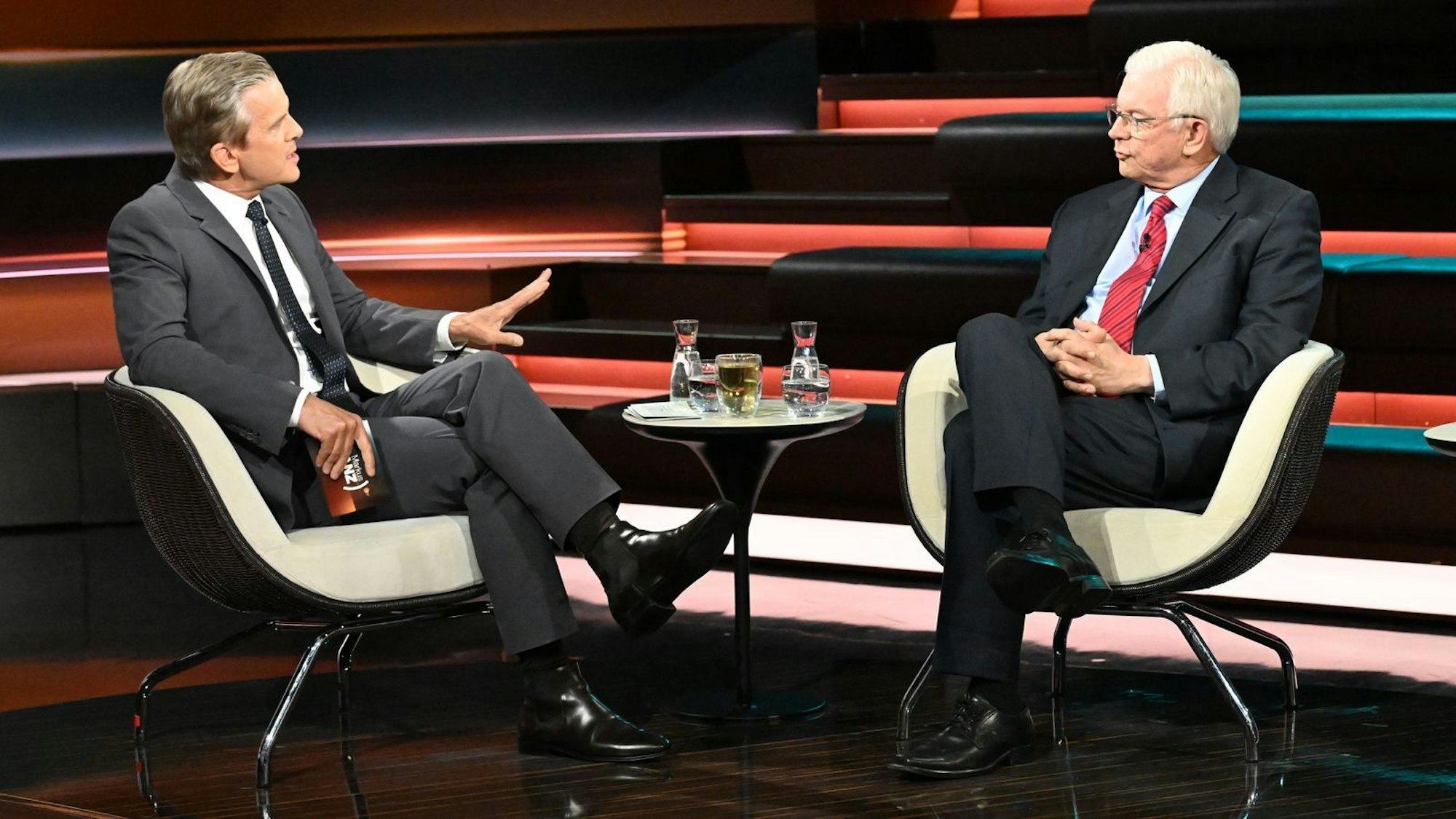 Was ist in der CDU los? Markus Lantz (links) stellte dem ehemaligen hessischen Ministerpräsidenten ROland Koch kritische Fragen. (Bild: ZDF / Cornelia Lehmann)