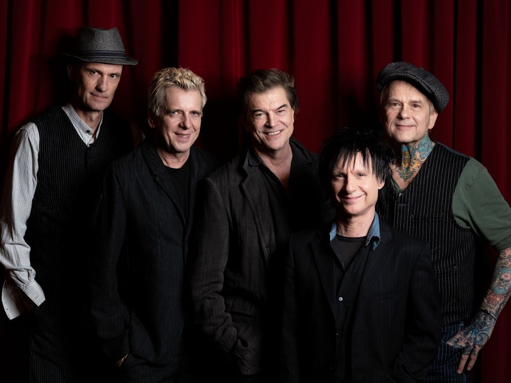 Die Toten Hosen veröffentlichen ihr letztes reguläres Studioalbum „Trink aus, wir müssen gehen!“. Ergänzt wird es durch das umfangreiche Bonusalbum „Alles muss raus!“, auf dem die Hosen gemeinsam mit zahlreichen Künstlerinnen und Künstlern 25 Songs aufgenommen haben, die ihnen viel bedeuten. (Bild: Donata Wenders)