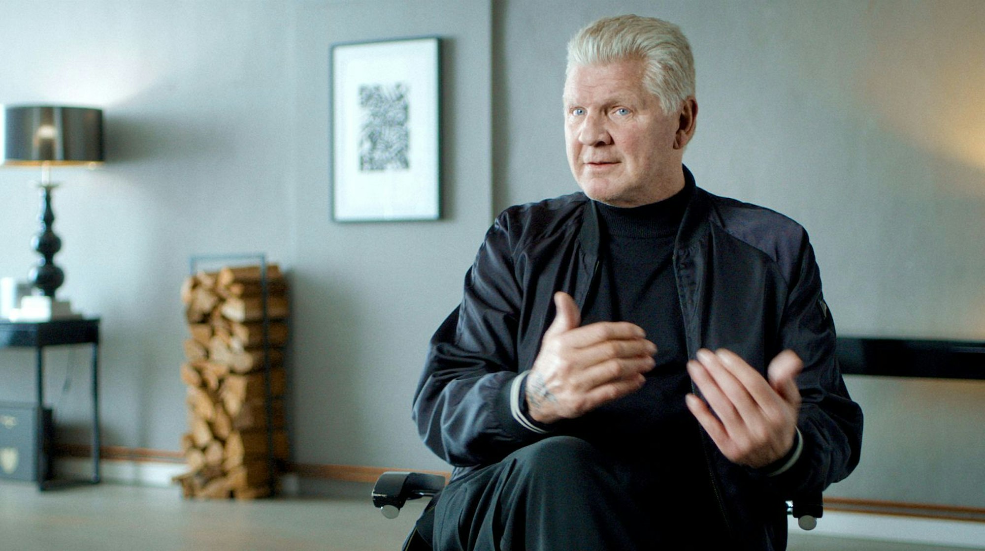 Mittelfeld-Exzentriker Stefan Effenberg musste nach dem letzten Vorrundenspiel der Deutschen in Dallas gegen Südkorea trotz eines knappen Sieges nach Hause fahren. Er hatte dem deutschen Block nach Beschimpfungen seiner Person den Mittelfinger gezeigt. (Bild: NDR/ARD/BROADVIEW/Johannes Imdahl)