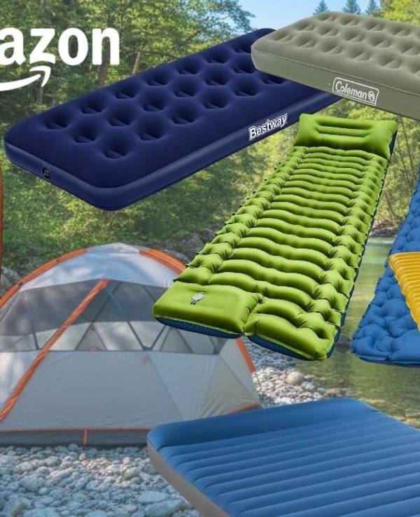 Verschiedene Camping-Luftmatratzen und Isomatten von Marken wie Sea to Summit, Bestway und Coleman nebeneinander vor einem Bergbach-Hintergrund, mit Amazon-Logo und rotem Sale-Badge „Bis -42% Rabatt zur UVP".