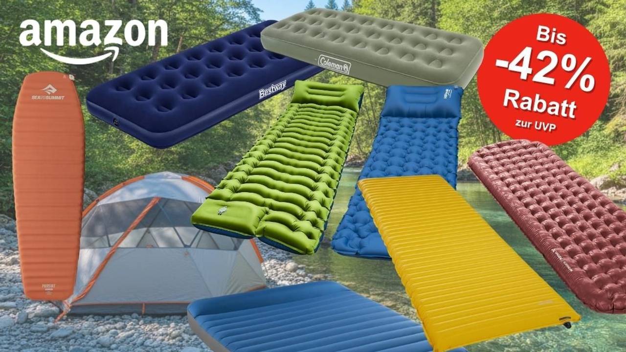 Verschiedene Camping-Luftmatratzen und Isomatten von Marken wie Sea to Summit, Bestway und Coleman nebeneinander vor einem Bergbach-Hintergrund, mit Amazon-Logo und rotem Sale-Badge „Bis -42% Rabatt zur UVP".