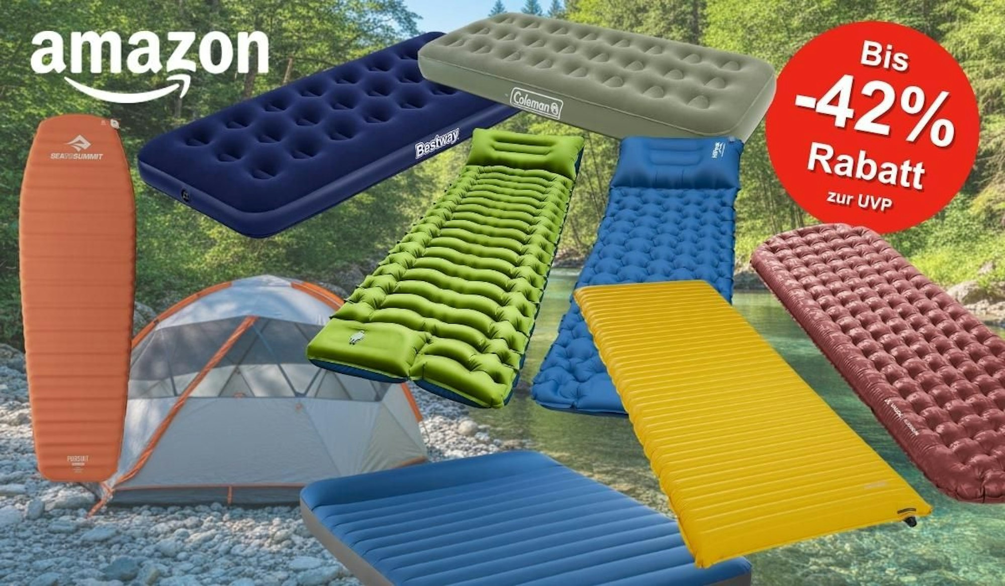 Verschiedene Camping-Luftmatratzen und Isomatten von Marken wie Sea to Summit, Bestway und Coleman nebeneinander vor einem Bergbach-Hintergrund, mit Amazon-Logo und rotem Sale-Badge „Bis -42% Rabatt zur UVP".