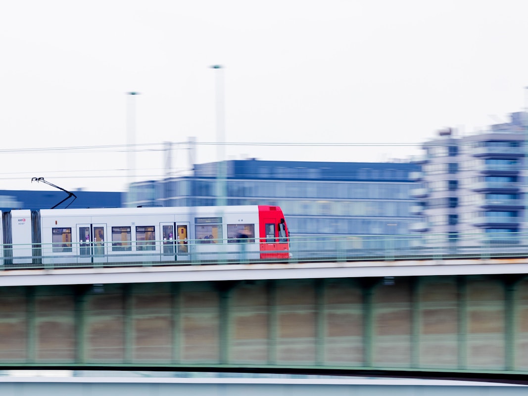Eine Straßenbahn der Kölner Verkehrsbetriebe (KVB) fährt über die Deutzer Brücke.
