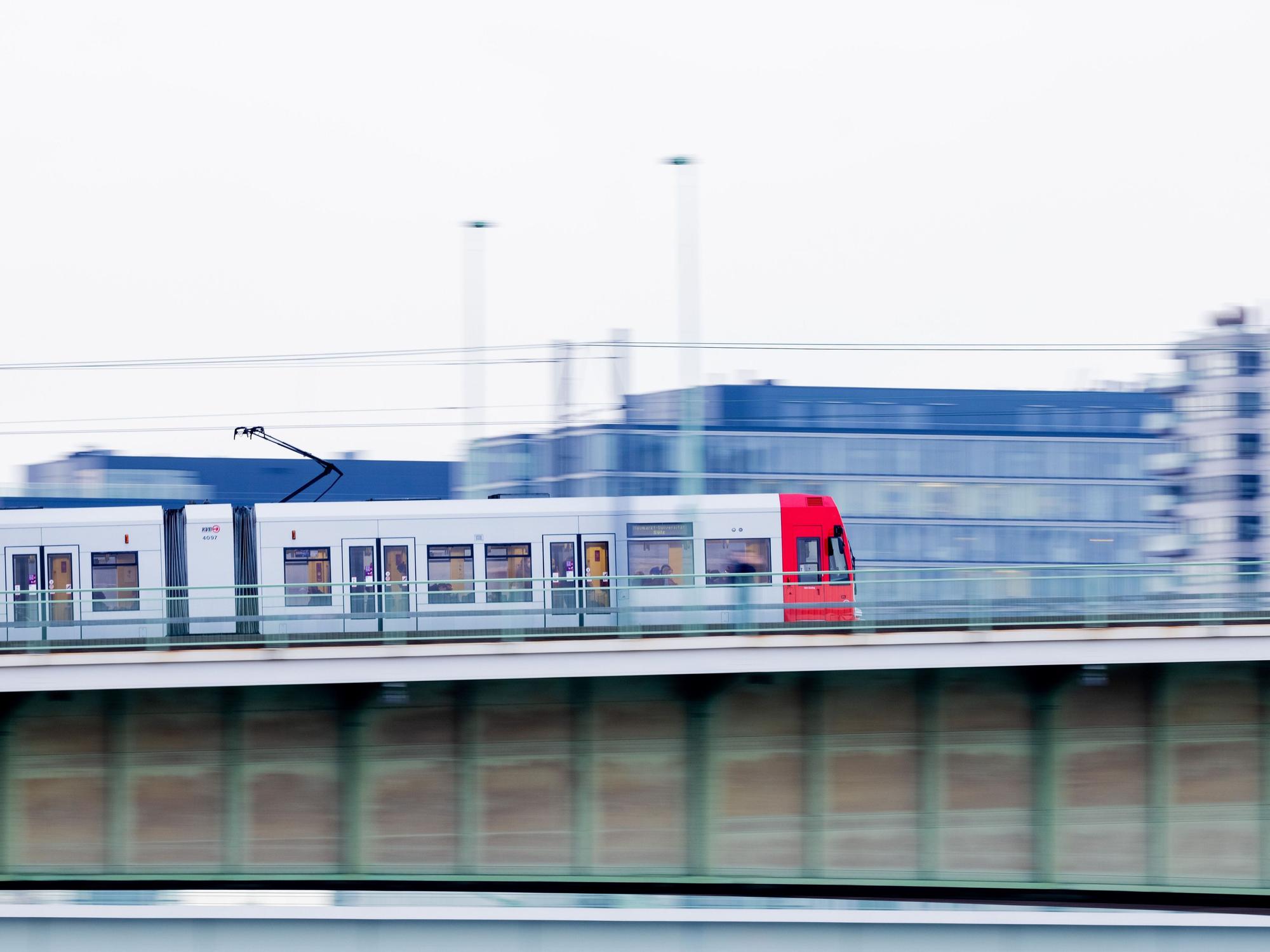 Eine Straßenbahn der Kölner Verkehrsbetriebe (KVB).