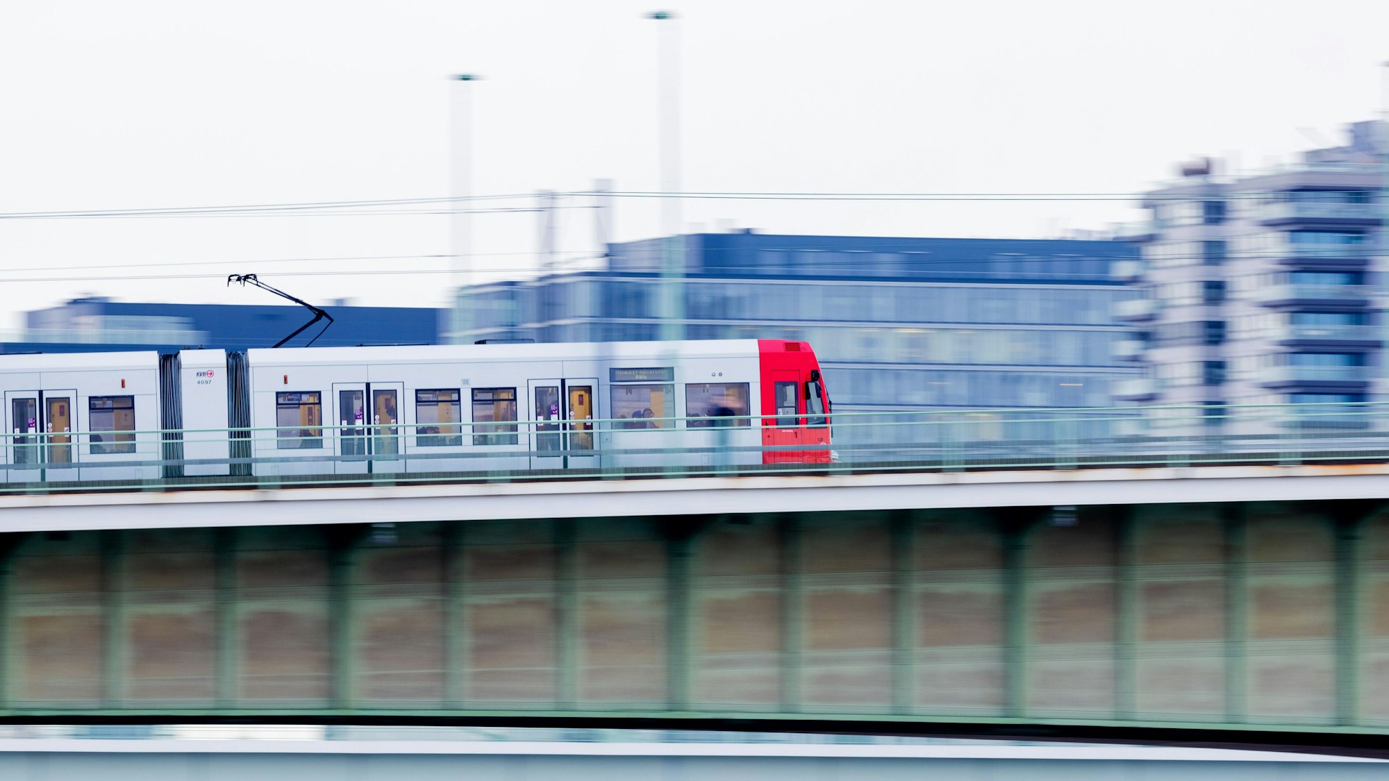 Eine Straßenbahn der Kölner Verkehrsbetriebe (KVB) fährt über die Deutzer Brücke.
