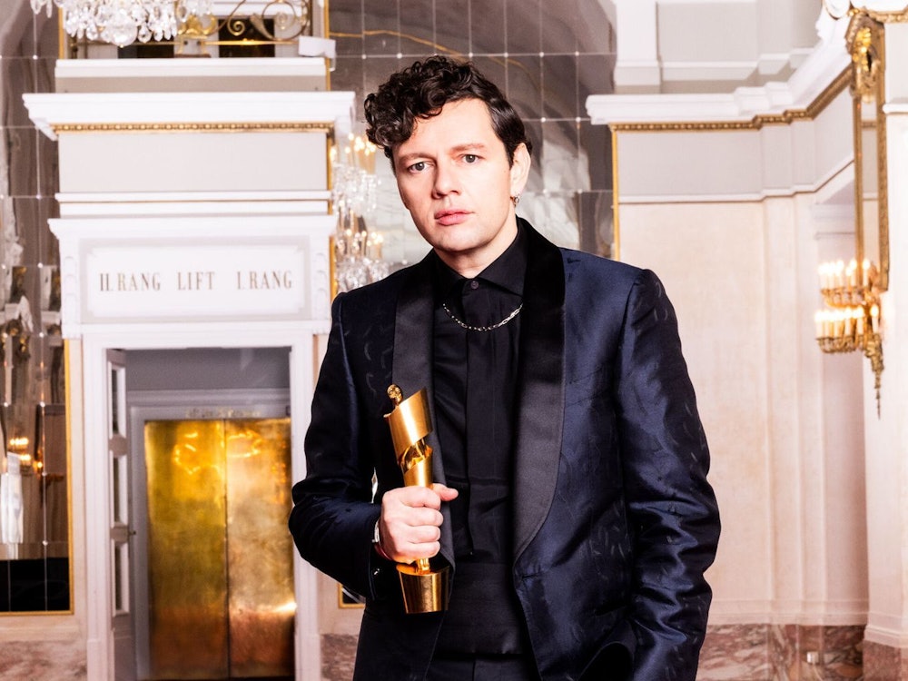 Christian Friedel moderiert am 29. Mai auch die 76. Verleihung des Deutschen Filmpreises. (Bild: ZDF/Clemens Porikys)
