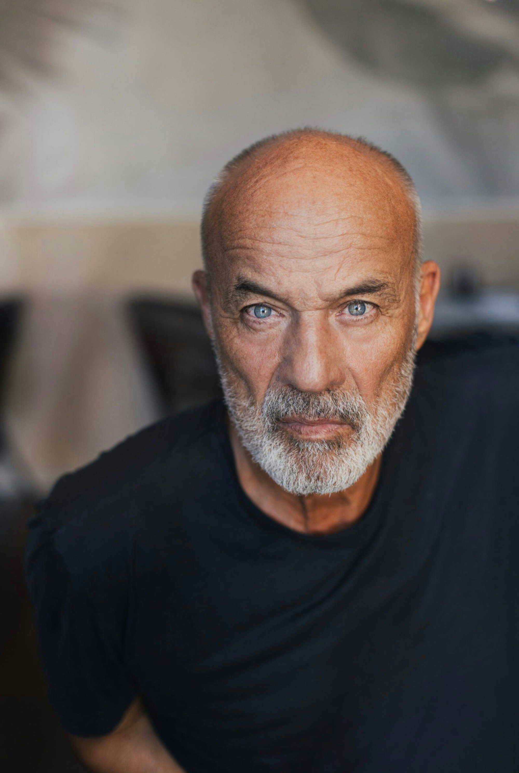 Schauspielstar Heiner Lauterbach nimmt sein Publikum mit auf eine literarisch-musikalische Reise durch die Vereinigten Staaten. Die Idee entstand zusammen mit seinem Freund Michael Gebhart bei einem Italien-Urlaub. Gebhart ist Bassist in der Band Cologne Blues Club. (Bild: Management Heiner Lauterbach)