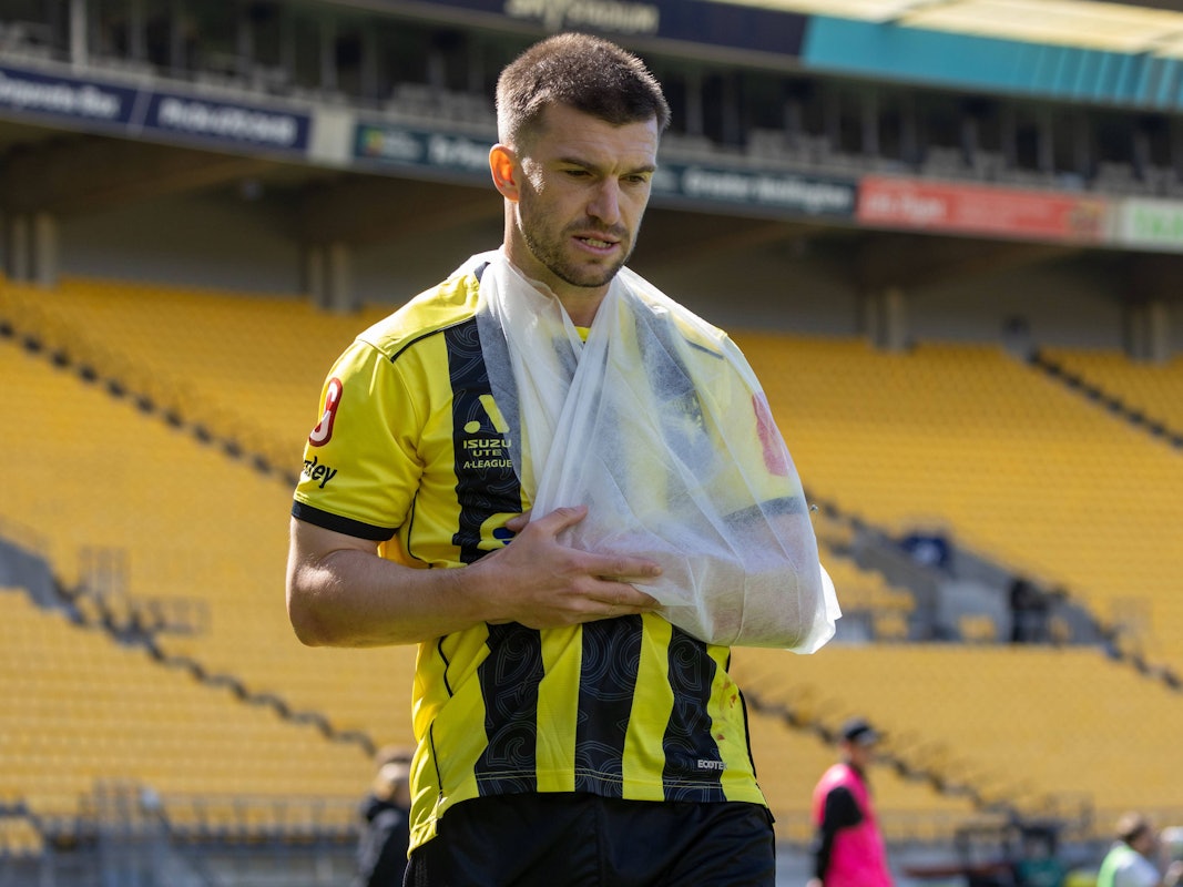 Tim Payne mit einem Verband um den Arm.