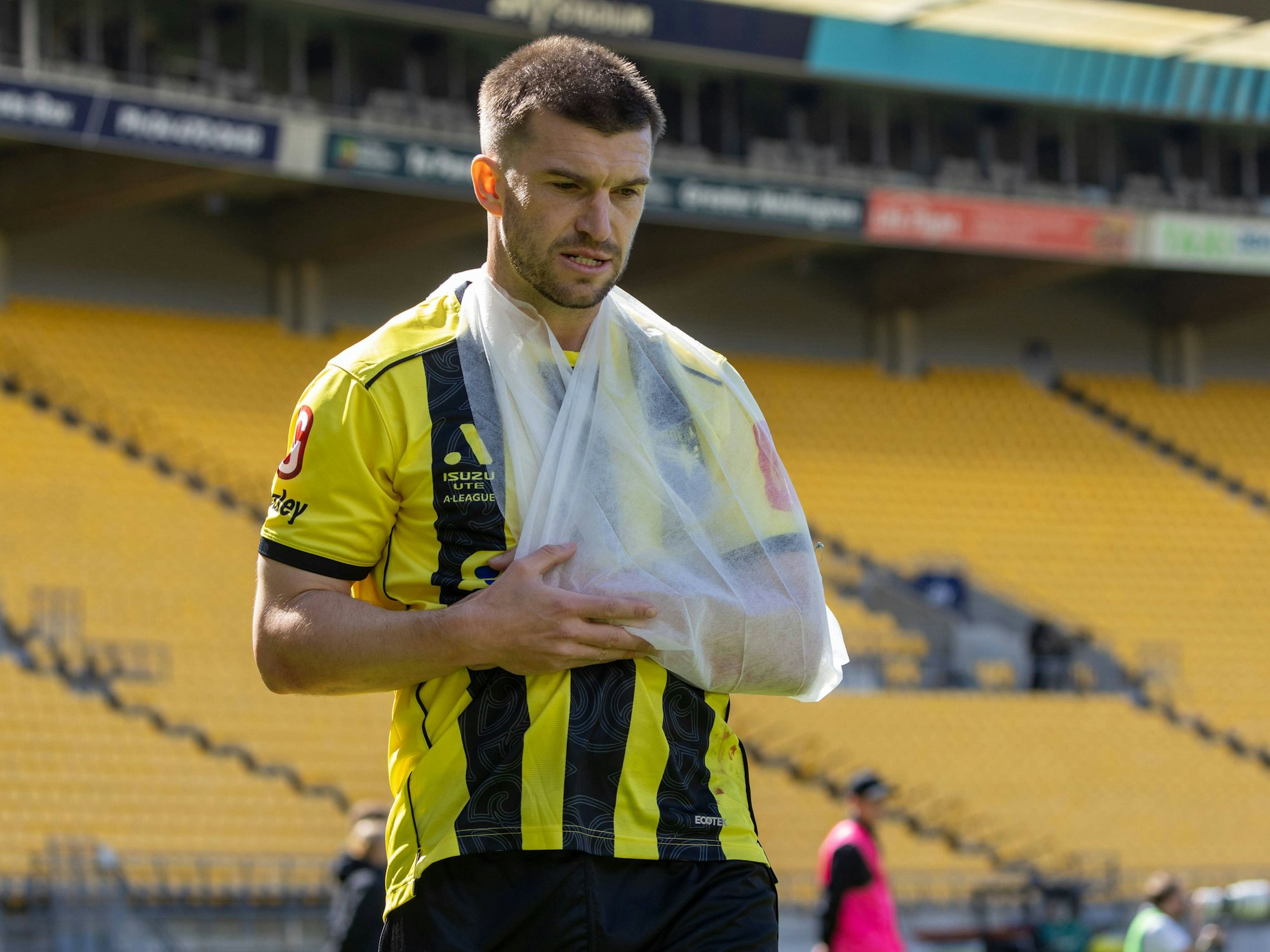 Tim Payne mit einem Verband um den Arm.