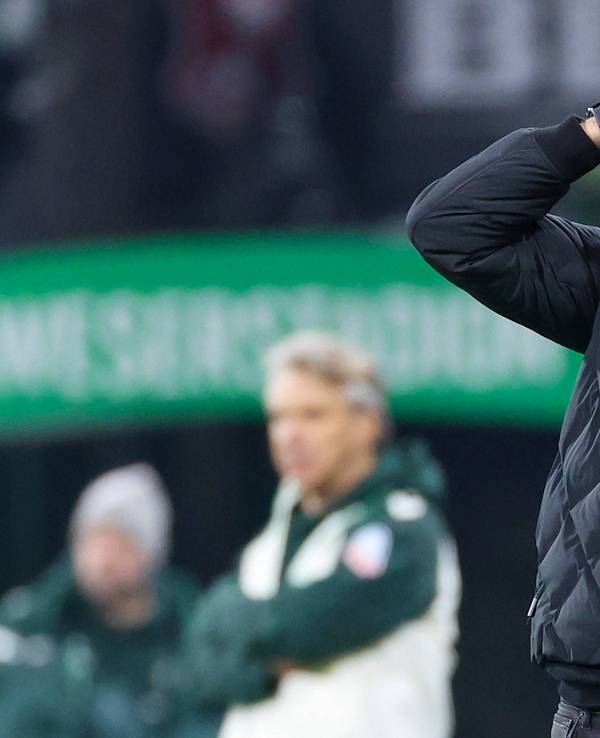Dino Toppmöller schlägt die Hände über dem Kopf zusammen.