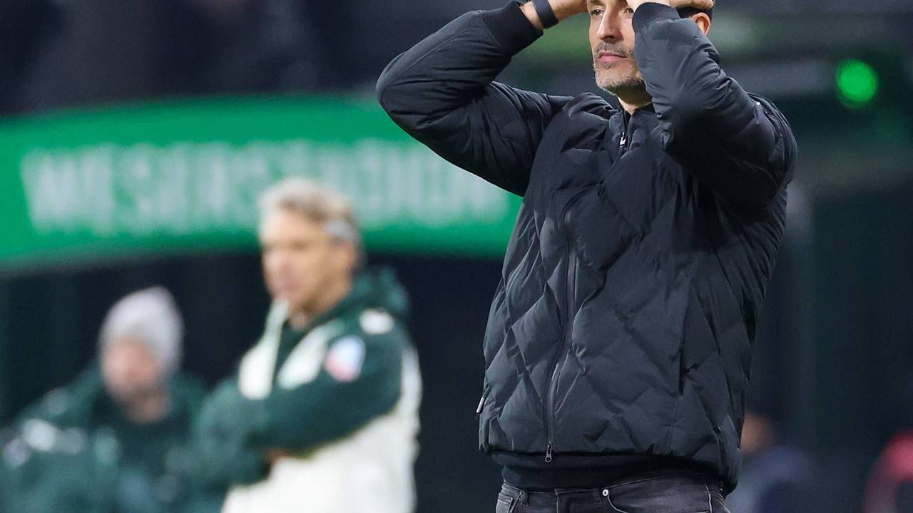 Dino Toppmöller schlägt die Hände über dem Kopf zusammen.