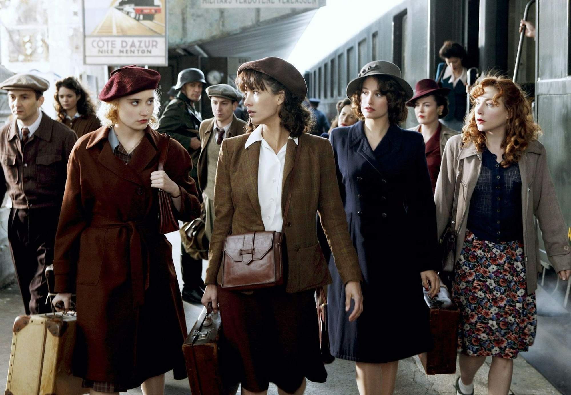 Vier Agentinnen wider Willen im Einsatz, von links: Gaëlle Lemenech (Déborah François), Louise Desfontaines (Sophie Marceau), Suzy Desprez (Marie Gillain) und Jeanne Faussier (Julie Dépardieu). (Bild: Bayerischer Rundfunk / ARD Degeto)